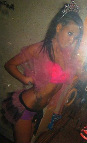 Yessenia from Bloomfield, Iowa is looking for adult webcam chat