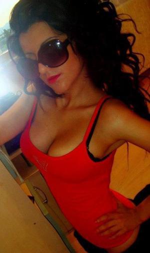 Ivelisse from Barnhart, Missouri is looking for adult webcam chat