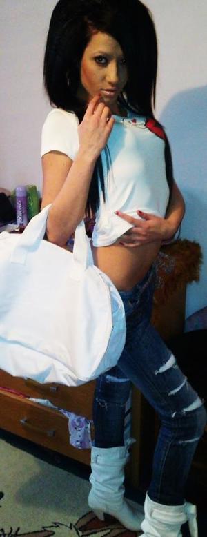 Beatriz from North Carolina is looking for adult webcam chat