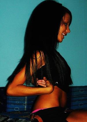 Claris from Valley Falls, Rhode Island is looking for adult webcam chat