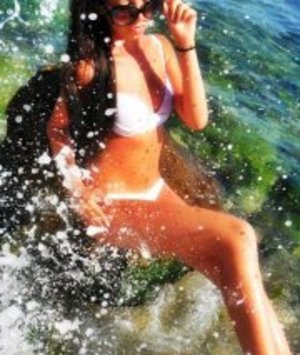 Alivia from California is looking for adult webcam chat