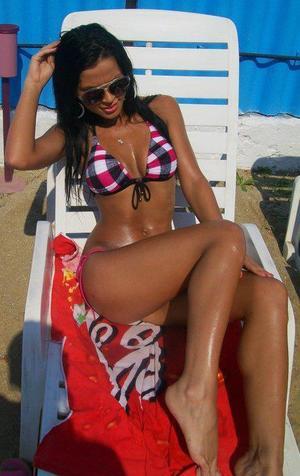 Sienna from Ontario is interested in nsa sex with a nice, young man