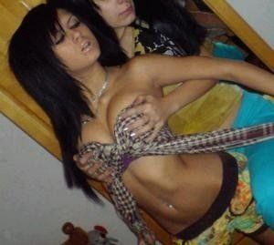23-Year-Old Alexandra from California Wants Mature Play